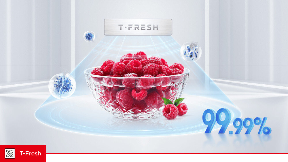 LODÓWKA TCL RC591SBE0 Szklana miska wypełniona malinami ustawiona pod modułem oznaczonym napisem „T-FRESH”. Wokół widoczne są niebieskie symbole oraz liczba „99,99%” T-Fresh sterylizacja 99,99% ochrona żywności eliminacja bakterii