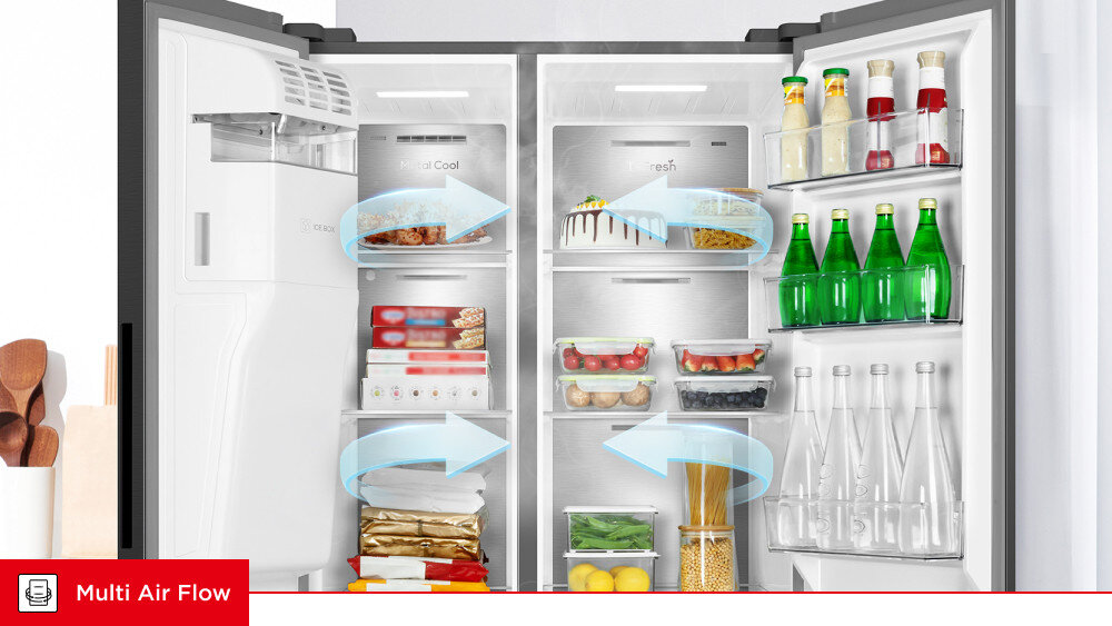 LODÓWKA TCL RC591SBE0 Otwarte wnętrze lodówki z produktami rozmieszczonymi na półkach i balkonach drzwiowych. Na grafice widoczne są niebieskie strzałki symbolizujące przepływ powietrza Metal Cool równomierny obieg powietrza stabilna temperatura szybkie chłodzenie