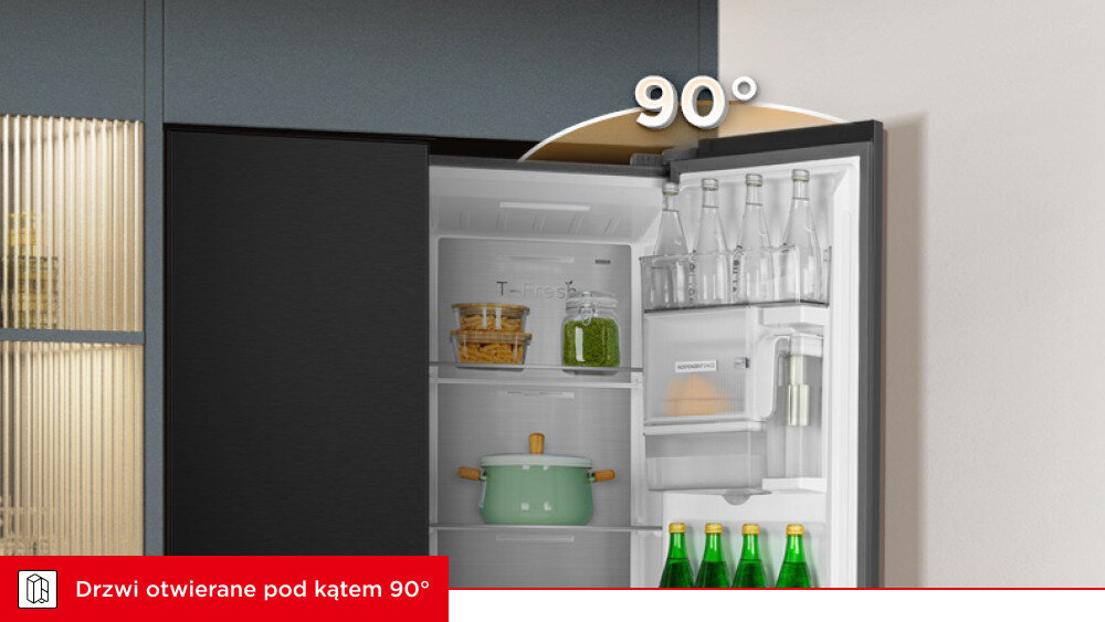 LODÓWKA TCL RC605SBD0 Otwarta lodówka z widocznymi półkami, butelkami i garnkiem wewnątrz. Nad drzwiami znajduje się oznaczenie kąta otwarcia „90°” zawiasy wpuszczane otwarcie 90° dolne odprowadzanie ciepła kompaktowy montaż