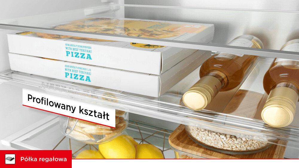 LODÓWKA TCL RC382BXA0 Wnętrze lodówki z profilowaną półką, na której leżą pudełka pizzy i butelki. Poniżej widoczne są cytryny oraz pojemnik z produktami spożywczymi półka na butelki stabilne przechowywanie napoje puszki