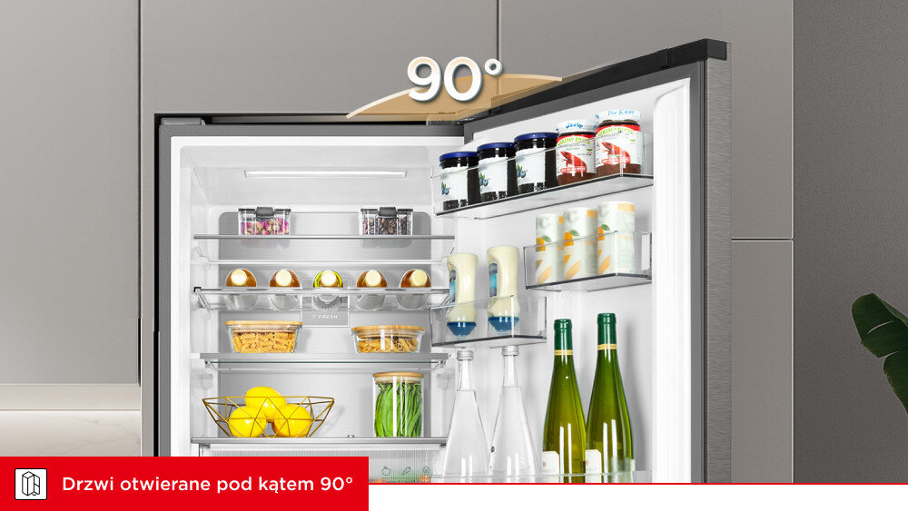 LODÓWKA TCL RC382BXA0 Otwarta lodówka z drzwiami uchylonymi pod kątem 90°. Na półkach widoczne są butelki, słoiki, jajka i pojemniki z żywnością zawiasy wpuszczane otwarcie 90° zabudowa kuchenna oszczędność miejsca