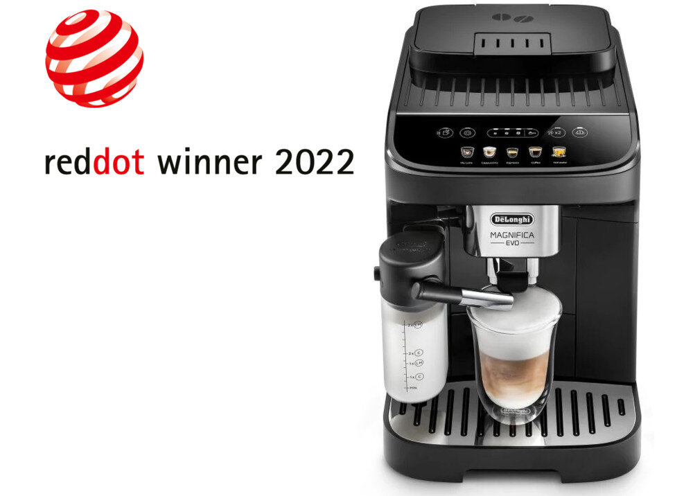 Ekspres do kawy z logo DeLonghi Magnifica Evo, z przodu widoczny pojemnik na mleko i filiżanka z kawą. Obok ekspresu napis \'reddot winner 2022\'.