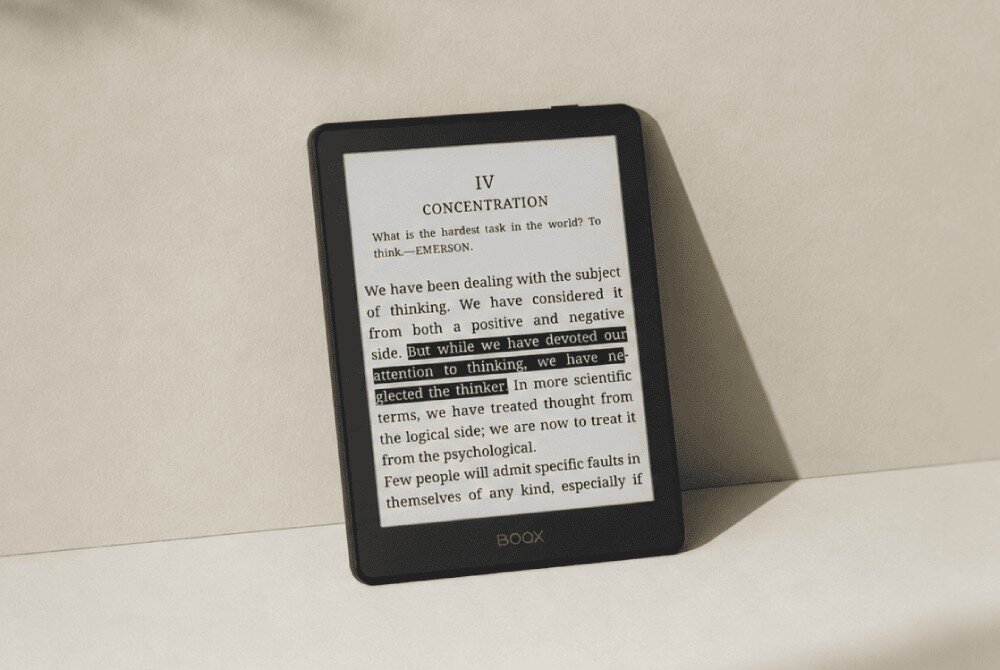 Czytnik e-booków ONYX Boox Go Przód czytnika z wyświetlanym angielskim tekstem na ekranie E Ink i zaznaczonym fragmentem, oparty o jasną ścianę, opis