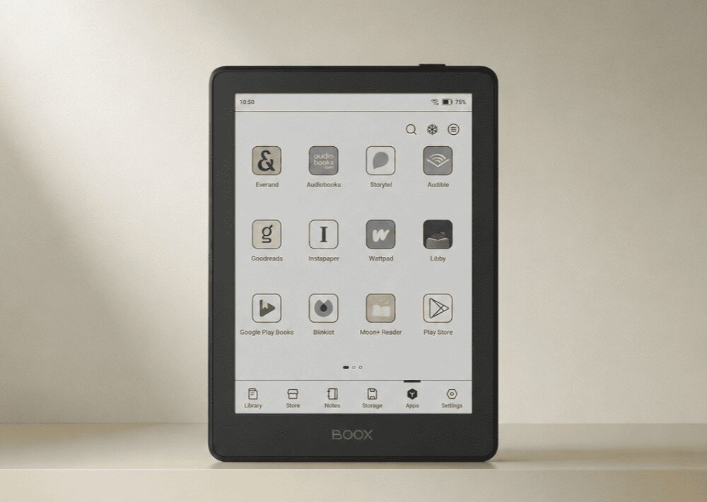 Czytnik e-booków ONYX Boox Go Przód czytnika stojącego na białej podstawce prezentujący ekran startowy z ikonami różnych aplikacji, w tym Audible i Kindle, aplikacje, funkcje