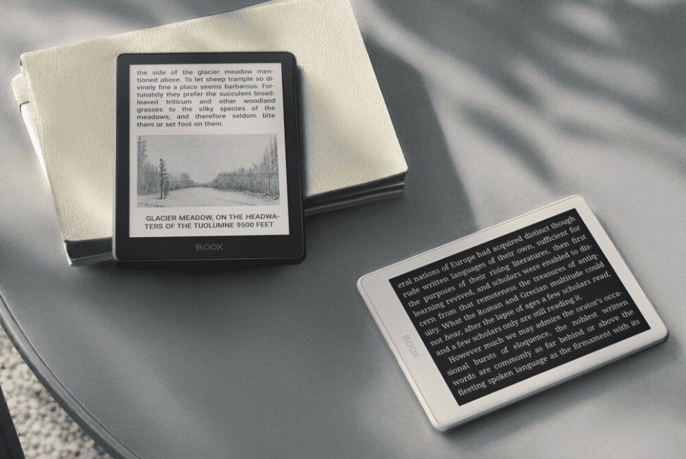 Czytnik e-booków ONYX Boox Go Dwa włączone czytniki obok skórzanego etui na stole, jeden wyświetla jasny tekst z obrazkiem, drugi ciemny tekst na ciemnym tle, procesor, taktowanie, łączność bezprzewodowa