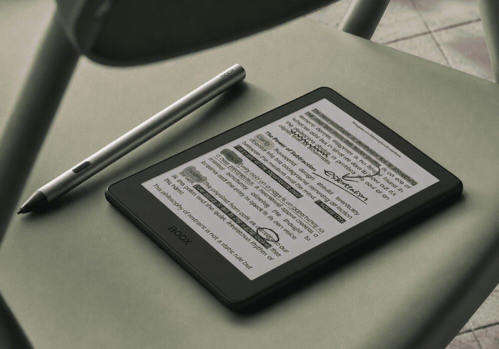 Czytnik e-booków ONYX Boox Go Czytnik leżący płasko na zielonym krześle ze stroną tekstu z odręcznymi notatkami, obok leży srebrny rysik, aplikacja, AI