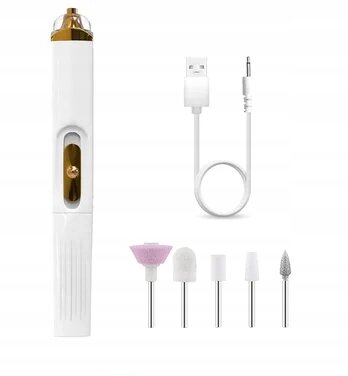 Na obrazie znajduje się biała przenośna frezarka do paznokci z pięcioma wymiennymi końcówkami oraz kablem USB. Końcówki mają różne kształty i kolory, w tym różowy, biały i metaliczny.