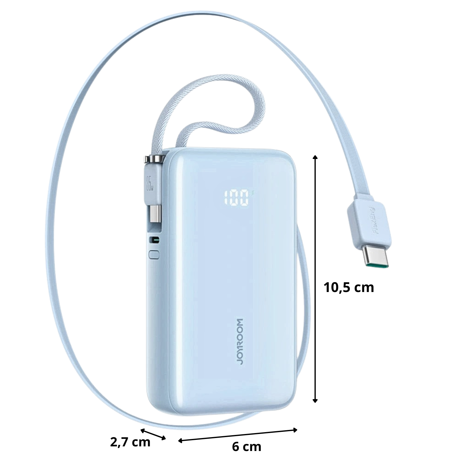 Na obrazie widoczny jest biały powerbank z wyświetlaczem pokazującym liczbę \'100\' oraz wbudowanymi kablami USB-C. Obok urządzenia znajdują się wymiary: 10,5 cm, 6 cm i 2,7 cm, a na obudowie widnieje napis \'JOTROOM\'.