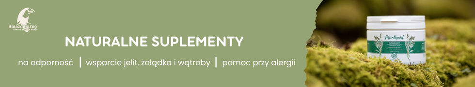 Obraz przedstawia zielone tło z logo Amazonia Zoo i napisem \'NATURALNE SUPLEMENTY\'. Po prawej stronie widoczny jest pojemnik z etykietą na tle mchu.