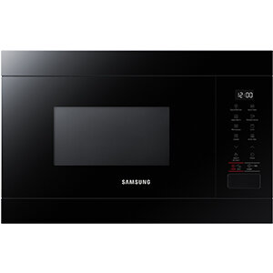 Porównanie modelu MG22T8254AB z innymi mikrofalówkami Czarna kuchenka mikrofalowa z panelem dotykowym po prawej stronie i logo SAMSUNG na froncie. Na panelu widoczne są przyciski i wyświetlacz cyfrowy.