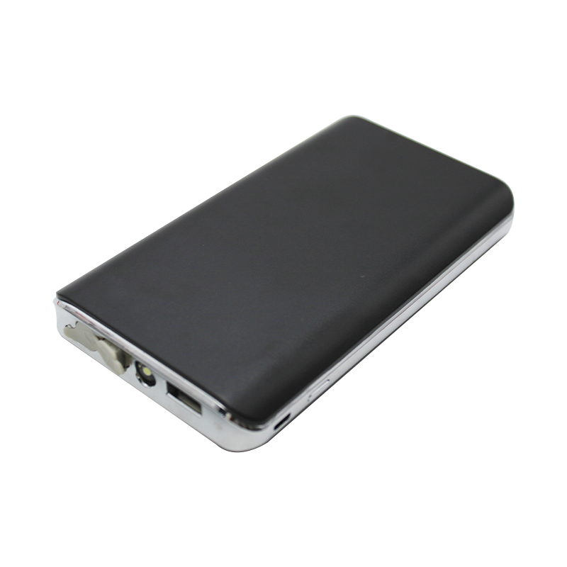 Czarne, prostokątne urządzenie z metalicznymi krawędziami, posiadające porty USB i inne złącza na jednym z boków.
