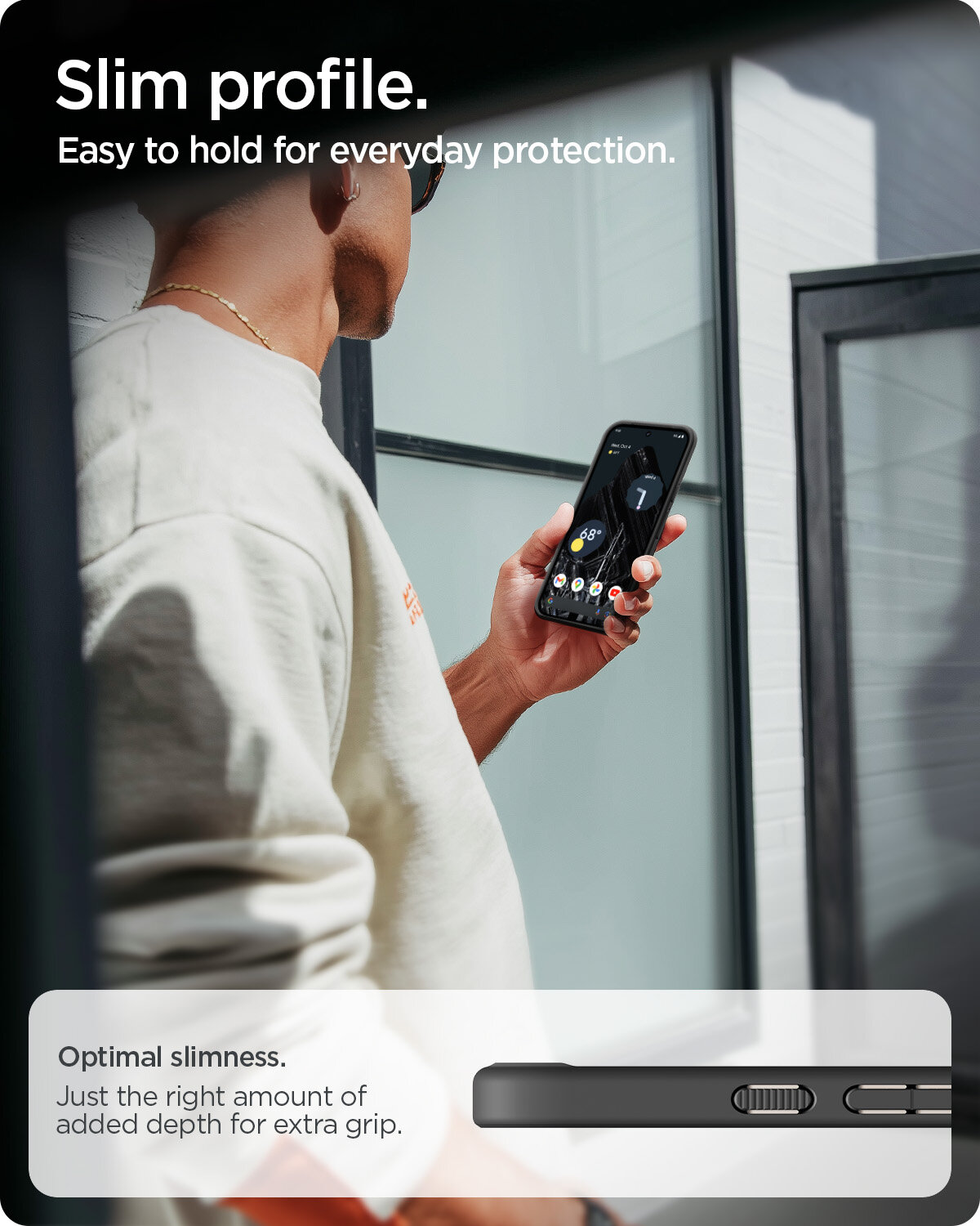 Osoba trzyma smartfon z etui, na którym widoczny jest ekran z ikonami. Tekst na obrazie: \'Slim profile. Easy to hold for everyday protection. Optimal slimness. Just the right amount of added depth for extra grip.\'