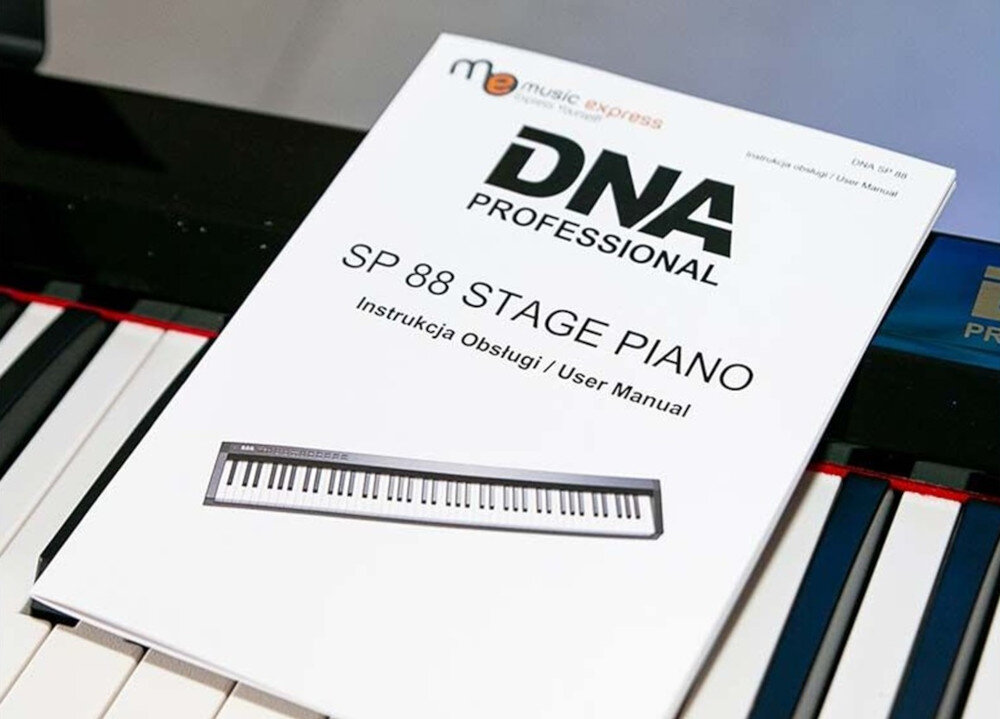 Na obrazie widoczna jest instrukcja obsługi pianina cyfrowego z napisem \'DNA PROFESSIONAL SP 88 STAGE PIANO Instrukcja Obsługi / User Manual\'. Instrukcja leży na klawiaturze pianina.
