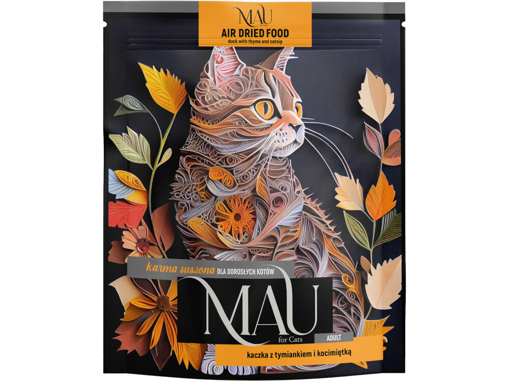 Opakowanie karmy dla kotów z ilustracją kota otoczonego kolorowymi liśćmi. Widoczny tekst: \'MAU AIR DRIED FOOD duck with thyme and catnip\', \'karma suszona dla dorosłych kotów\', \'MAU for Cats ADULT\', \'kaczka z tymiankiem i kocimiętką\'.