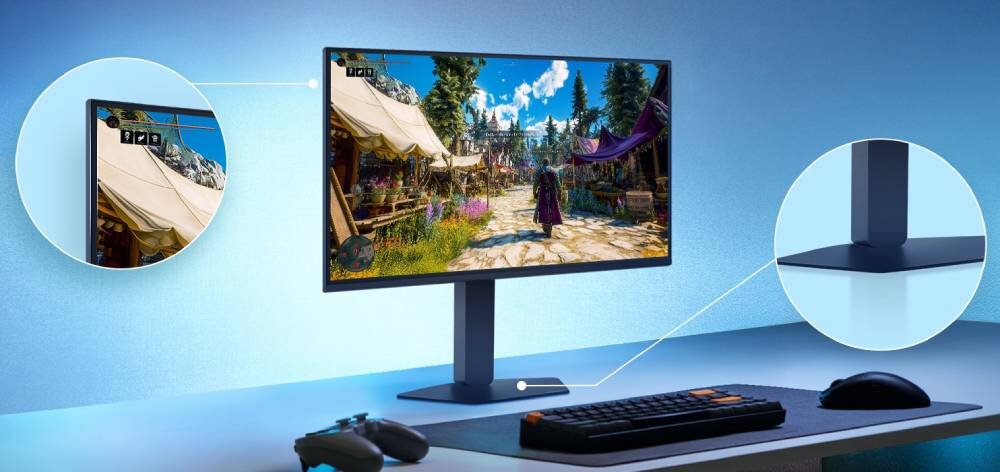 Monitor wyświetla kolorową scenę z gry, ustawiony na biurku z klawiaturą, myszką i kontrolerem. Dwa powiększenia pokazują szczegóły ramki ekranu i podstawy monitora.