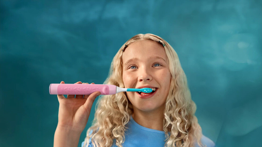 Szczoteczka soniczna PHILIPS Sonicare for Kids Smart HX6600/11 Różowy zdjęcie lifestyle Zdrowe nawyki każdego dnia
