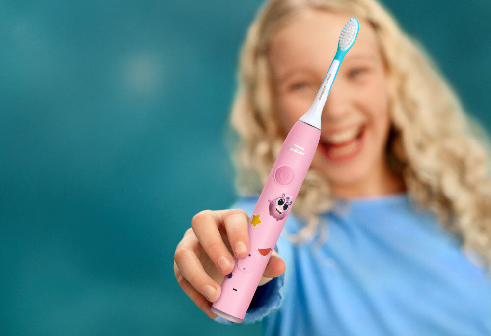 Szczoteczka soniczna PHILIPS Sonicare for Kids Smart HX6600/11 Różowy zdjęcie lifestyle Delikatna pielęgnacja Dwa tryby pracy Delikatny Duża Delikatność