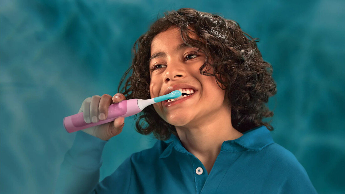 Szczoteczka soniczna PHILIPS Sonicare for Kids Smart HX6600/11 Różowy zdjęcie lifestyle Pomoc podczas szczotkowania Sygnały świetlne i dźwiękowe przypomnieni timere sygnał końcowy informacja