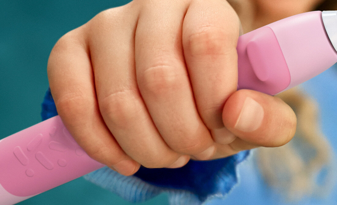 Szczoteczka soniczna PHILIPS Sonicare for Kids Smart HX6600/11 Różowy zdjęcie lifestyle Komfort dla dziecka Smukła rączka gumowym uchwytem 