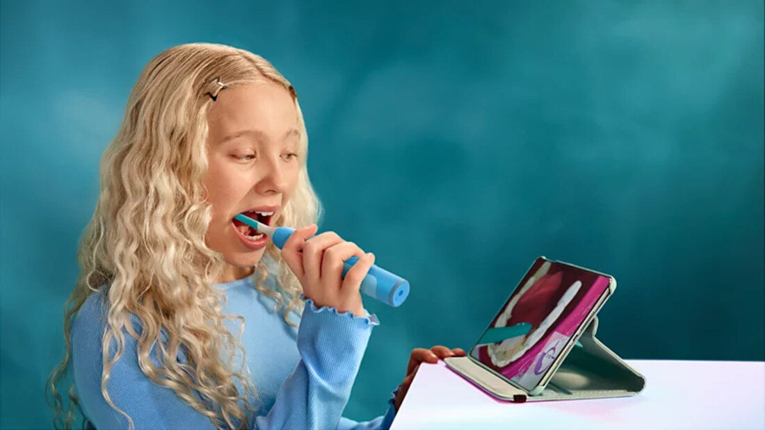 Szczoteczka soniczna PHILIPS Sonicare for Kids Smart HX6600/42 Niebieski zdjęcie lifestyle Nauka przez zabawę  z aplikacją Sonicare For Kids przez Bluetooth z bohaterem Sparkly