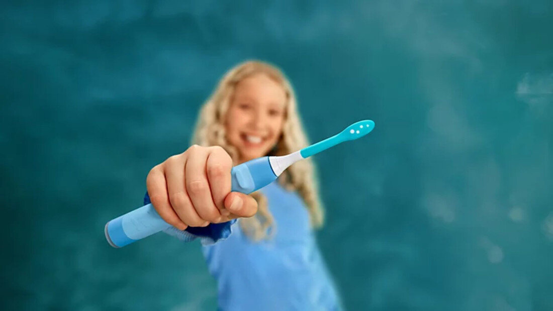 Szczoteczka soniczna PHILIPS Sonicare for Kids Smart HX6600/42 Niebieski zdjęcie lifestyle Łatwa obsługa Owalna końcówka smukła rączka z gumowym uchwytem 