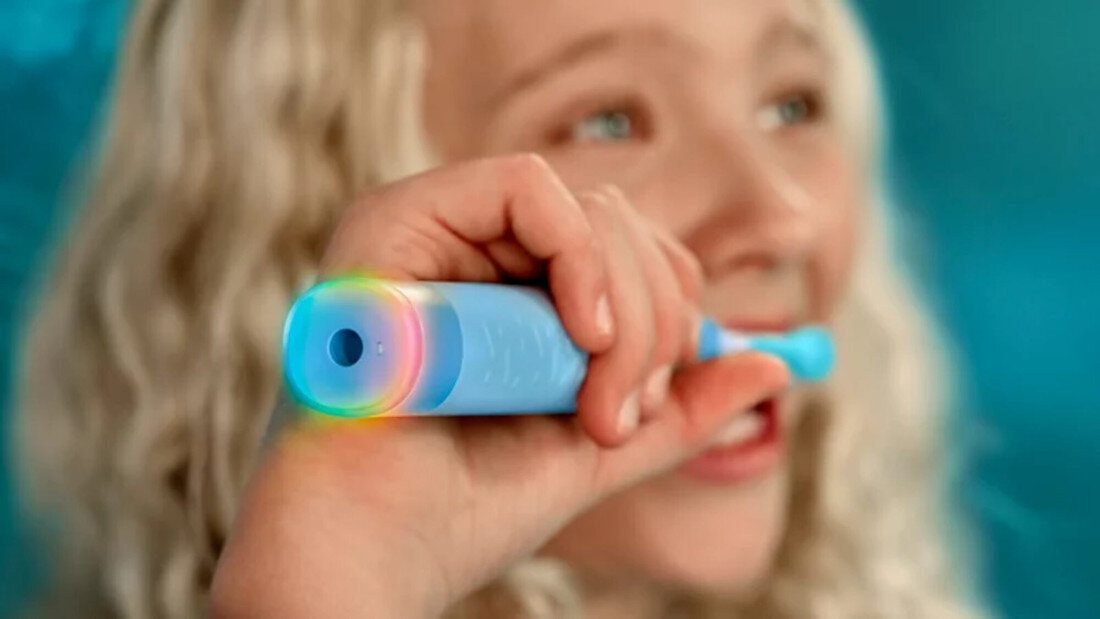 Szczoteczka soniczna PHILIPS Sonicare for Kids Smart HX6600/42 Niebieski zdjęcie lifestyle Timer i sygnały prowadzące 2-minutowy timer świetlno-dźwiękowy sygnał dźwiękowy radosny sygnał dźwiękowy