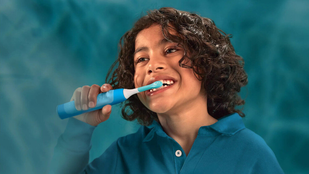 Szczoteczka soniczna PHILIPS Sonicare for Kids Smart HX6600/42 Niebieski zdjęcie lifestyle  Długi czas pracy Akumulator litowo-jonowy do 21 dni pracy spółpracuje z urządzeniami Android oraz iPhone w Bluetooth 4.0 lub nowszy Uniwersalny zakres napięcia 100–240 V 