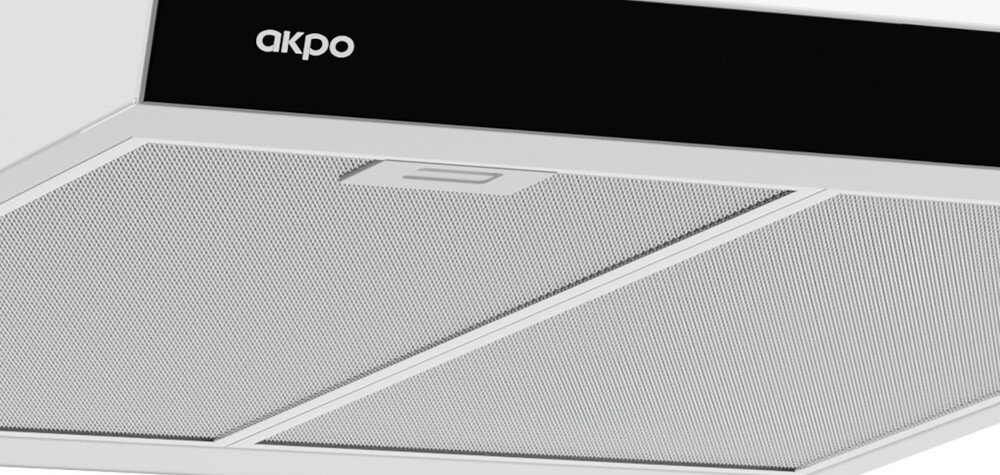 Widoczny jest fragment okapu kuchennego z metalowymi filtrami i logo \'akpo\' na czarnym panelu.