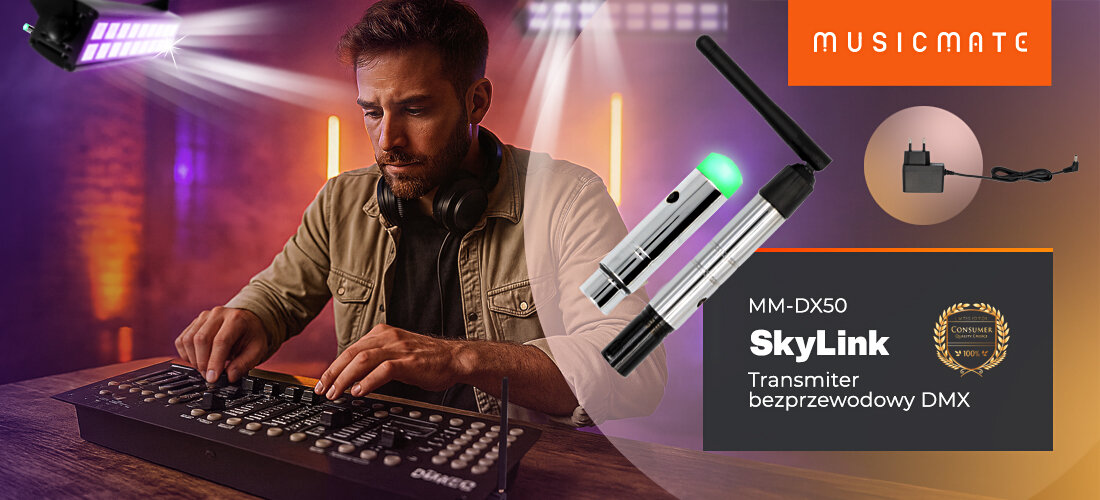 Osoba obsługuje konsolę oświetleniową w pomieszczeniu z kolorowym oświetleniem. Obok widoczny jest transmiter bezprzewodowy DMX z napisem \'MM-DX50 SkyLink Transmiter bezprzewodowy DMX\' oraz logo \'MUSICMATE\'.