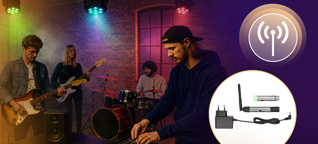 Grupa muzyków gra na instrumentach w oświetlonym kolorowymi światłami pomieszczeniu. Obok znajduje się grafika przedstawiająca transmiter bezprzewodowy z anteną i zasilaczem oraz symbol sygnału bezprzewodowego.
