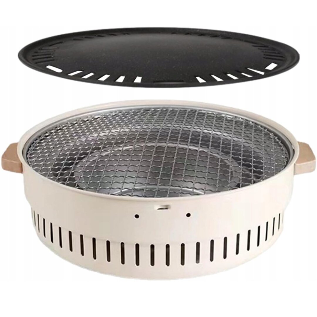 Na obrazie widoczny jest przenośny grill turystyczny z metalową kratką i okrągłą pokrywą z otworami. Grill ma jasną obudowę z otworami wentylacyjnymi i drewnianymi uchwytami.