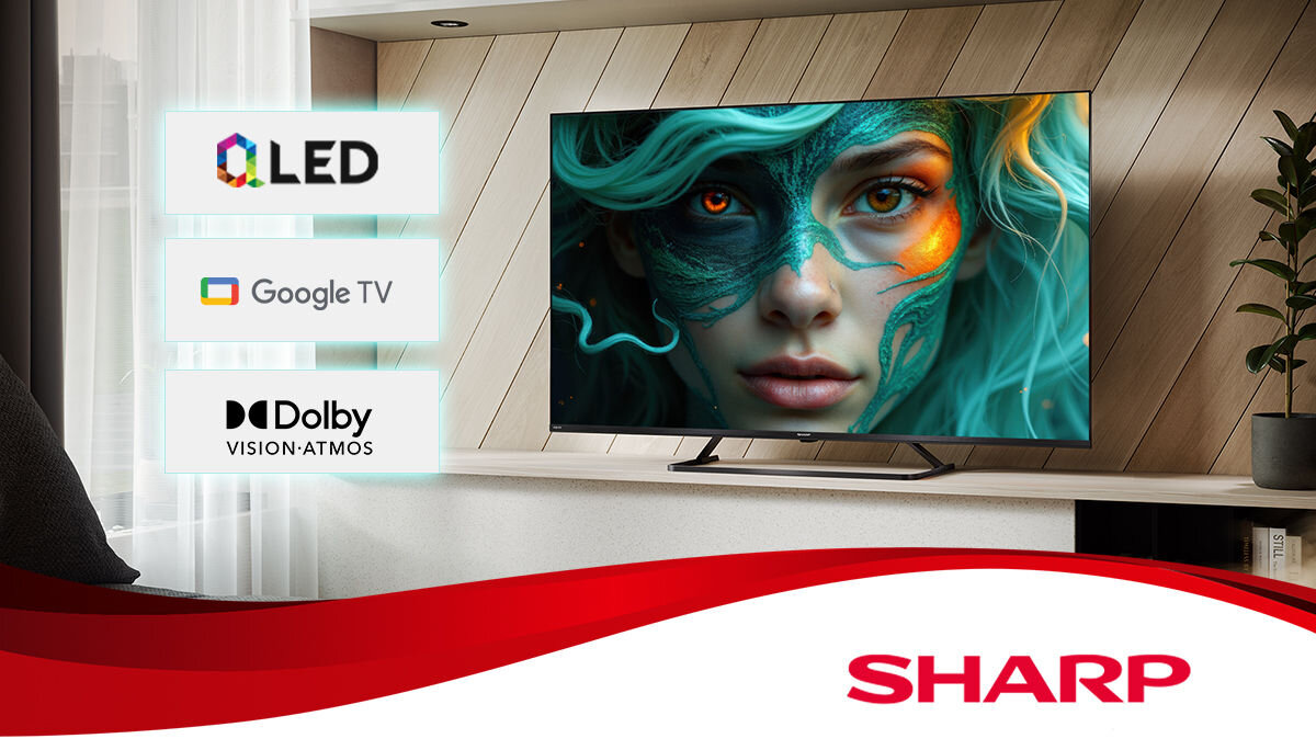 Telewizor wyświetla obraz kobiety z zielonymi włosami i pomarańczowymi oczami. Obok znajdują się logotypy: QLED, Google TV, Dolby Vision-Atmos, a na dole widnieje logo SHARP.