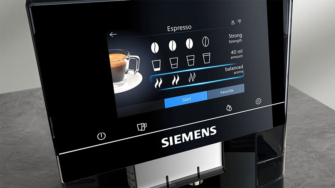 Na ekranie ekspresu do kawy widoczny jest interfejs z opcjami wyboru kawy, w tym espresso, oraz ustawieniami dotyczącymi mocy i ilości. Logo \'SIEMENS\' znajduje się poniżej ekranu.