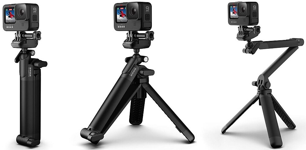 Na obrazie widoczne są trzy ujęcia monopodu z zamontowaną kamerą sportową, prezentujące różne konfiguracje uchwytu. Monopod ma czarny kolor i logo \'GOPRO\' na jednym z elementów.