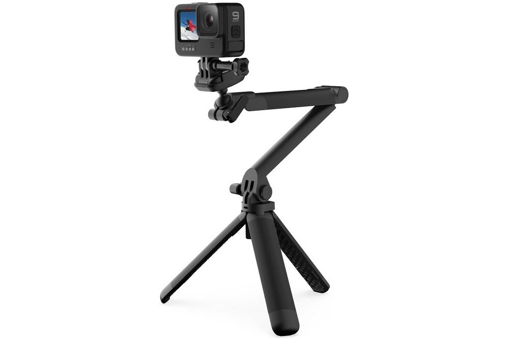 Na obrazie widoczny jest czarny monopod z zamontowaną kamerą sportową. Monopod ma funkcję statywu i uchwytu, a na ekranie kamery widać kolorowy obrazek.