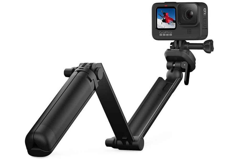 Na obrazie widoczny jest czarny monopod z zamontowaną kamerą sportową. Na ekranie kamery wyświetla się obraz osoby na nartach.