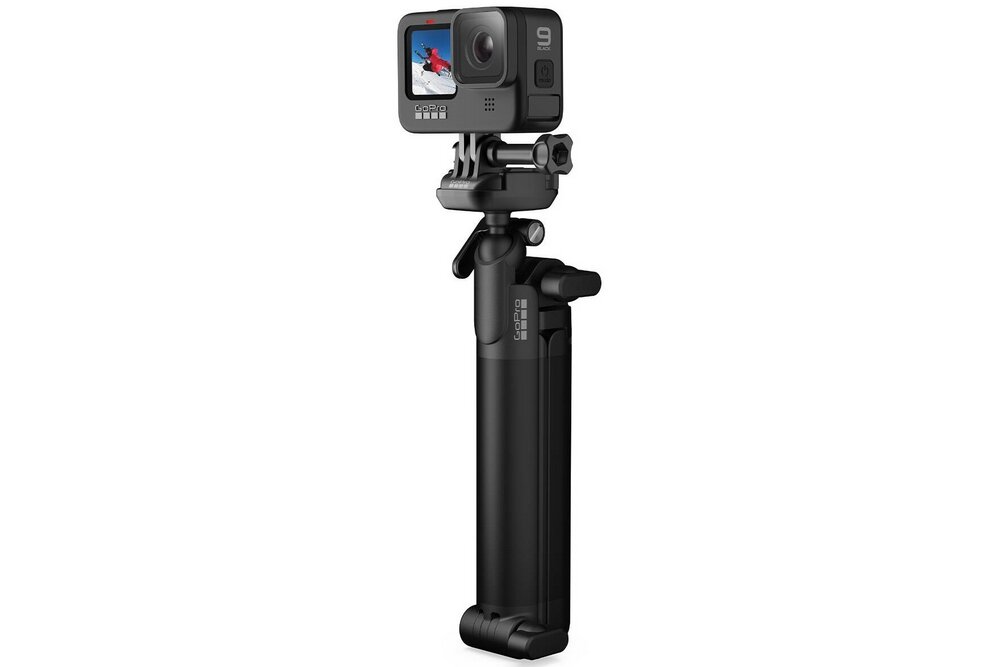 Na obrazie widoczny jest czarny monopod z zamontowaną kamerą sportową. Na monopodzie znajduje się napis \'GoPro\'.