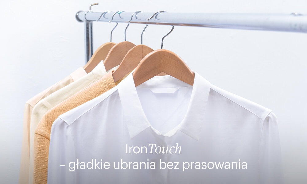 PRALKA GRUNDIG GW9P69416W Na grafice 6.jpg widać kilka koszul i swetrów powieszonych na drewnianych wieszakach na metalowym drążku, z dominującą białą koszulą z przodu. Pod zdjęciem znajduje się napis „IronTouch – gładkie ubrania bez prasowania”, który podkreśla działanie programu ograniczającego zagniecenia Technologia IronTouch automatyczne dopasowanie wody temperatura prędkość wirowania mniej pogniecione gładsze szybkie suszenie mniej prasowania oszczędność czasu wygoda