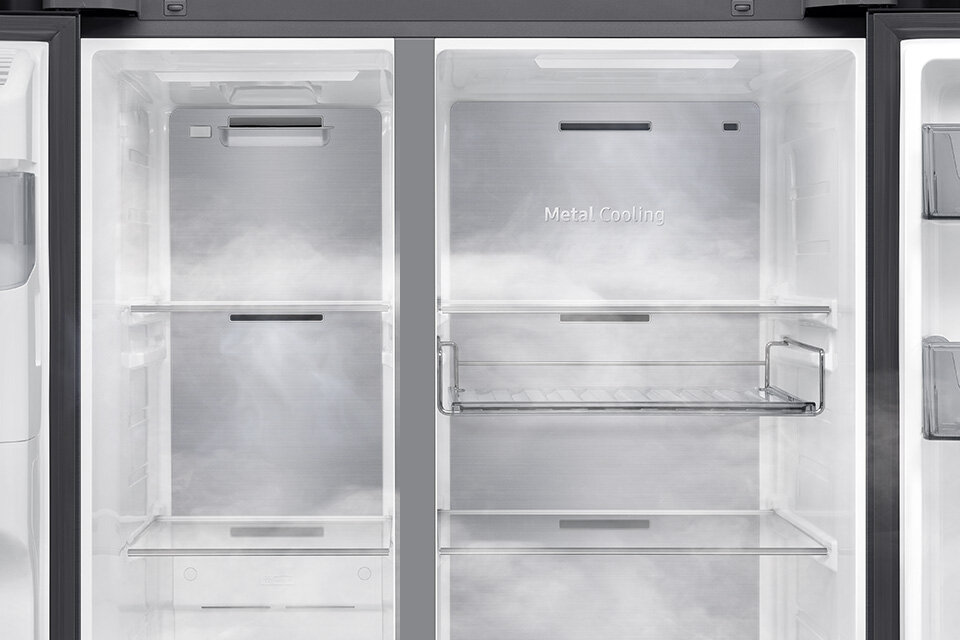 Wnętrze lodówki z widocznymi półkami i napisem \'Metal Cooling\'. W środku unosi się delikatna mgiełka, a wnętrze jest oświetlone.