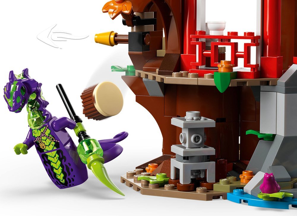 Na obrazie widoczna jest figurka w fioletowo-zielonym stroju z mieczem oraz fragment konstrukcji z klocków LEGO przedstawiający domek na drzewie z czerwonymi i brązowymi elementami.