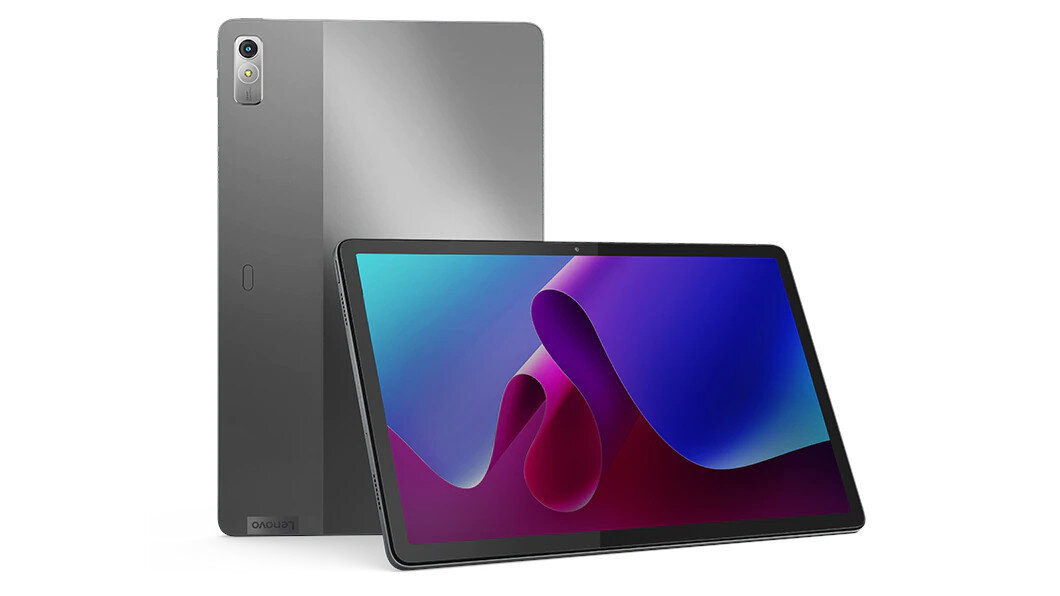Na obrazie widoczny jest szary tablet z dużym ekranem, na którym wyświetlany jest kolorowy wzór. Obok tabletu znajduje się jego tylna część z widocznym logo \'Lenovo\'.