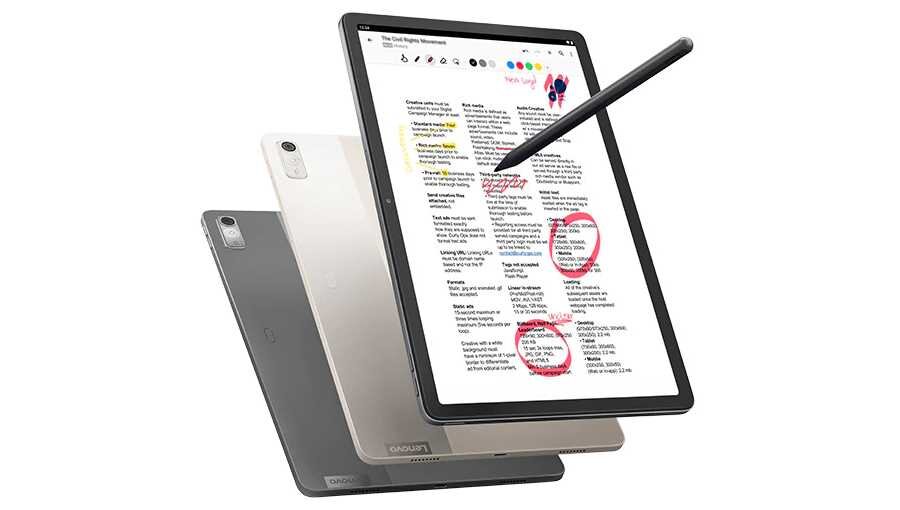 Na obrazie widoczny jest tablet z wyświetlonym tekstem i rysikiem unoszącym się nad ekranem. W tle znajdują się dwa inne tablety w różnych kolorach, a na jednym z nich widoczne jest logo \'Lenovo\'.