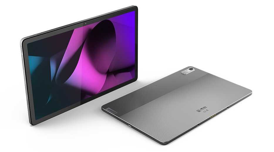 Na obrazie widać tablet z wyświetlaczem pokazującym abstrakcyjną grafikę w odcieniach fioletu i czerni oraz jego tylną część w kolorze szarym z widocznym aparatem. Na tylnej obudowie znajduje się logo producenta i kilka symboli certyfikacyjnych.