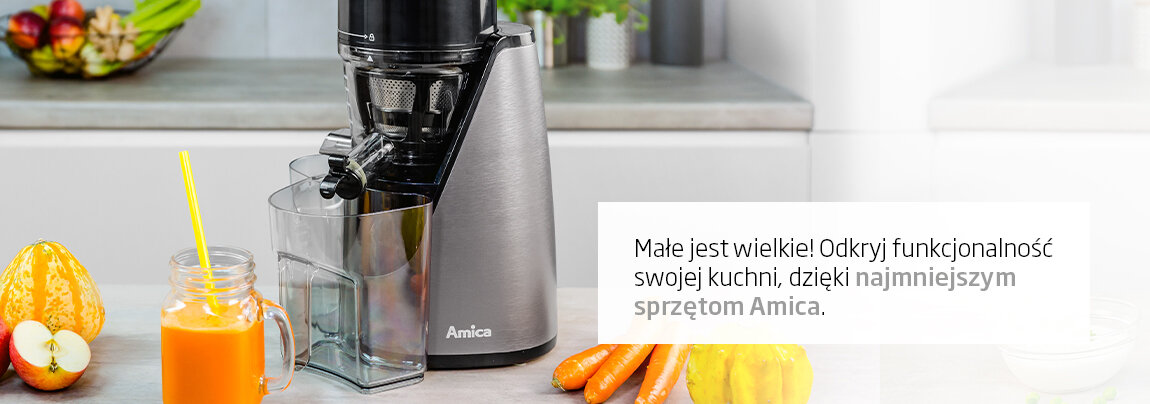 Na blacie kuchennym stoi srebrny sprzęt kuchenny marki Amica obok szklanki z pomarańczowym sokiem i żółtą słomką. Obok znajduje się tekst: \'Małe jest wielkie! Odkryj funkcjonalność swojej kuchni, dzięki najmniejszym sprzętom Amica.\'