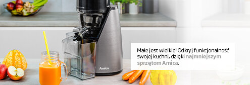 Na blacie kuchennym stoi czarny ekspres do kawy marki Amica, obok którego znajduje się szklanka z sokiem pomarańczowym i kilka warzyw. Tekst na obrazie brzmi: \'Małe jest wielkie! Odkryj funkcjonalność swojej kuchni, dzięki najmniejszym sprzętom Amica.\'