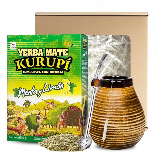 Na obrazie znajduje się opakowanie Yerba Mate Kurupi o smaku Menta y Limón oraz brązowe naczynie z metalową bombillą. W tle widoczny jest karton z wypełnieniem z białych pasków papieru.