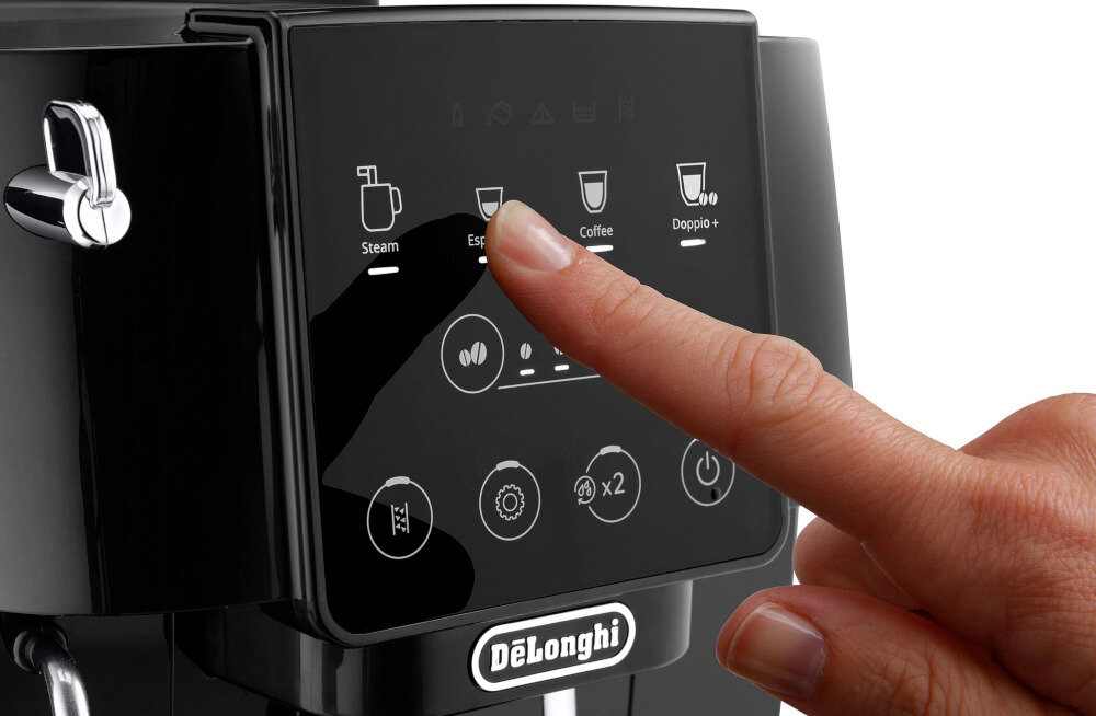 Osoba dotyka panelu dotykowego ekspresu do kawy z widocznymi ikonami: Steam, Espresso, Coffee, Doppio+. Logo \'DeLonghi\' znajduje się poniżej panelu.