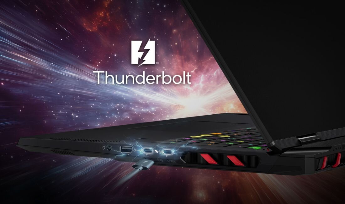 Obraz przedstawia laptop z podświetlaną klawiaturą, z którego portu wychodzi kabel. W tle widoczny jest napis \'Thunderbolt\' oraz logo w kształcie błyskawicy.