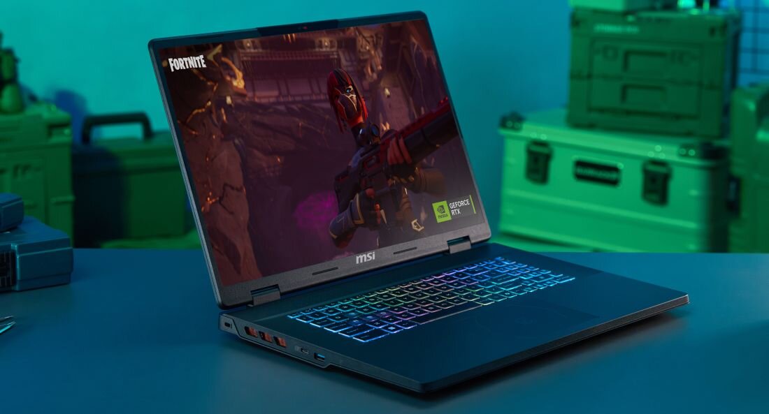 Laptop MSI Crosshair wyświetla grę Fortnite na ekranie i podświetlaną klawiaturę RGB na biurku gamingowym – Intel Wi-Fi 6E Bluetooth 5.3