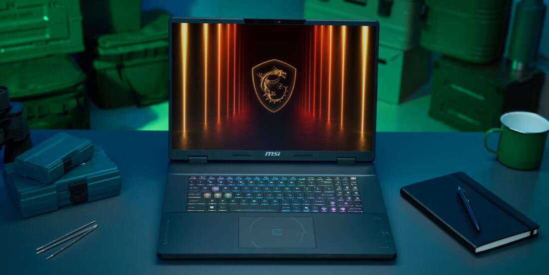 Laptop MSI Crosshair z klawiaturą RGB prezentuje ekran z logo MSI na biurku gamingowym w nowoczesnym stanowisku pracy – Certyfikacja Hi-Res Audio